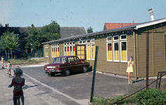 840932 Gezicht op vermoedelijk het tijdelijke onderkomen van dorpshuis De Dissel te Hooglanderveen, tijdens de bouw van ...